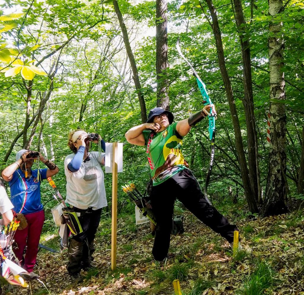 arciere delle lontre del boscone compagnia 08cale che effettua un tiro in salita