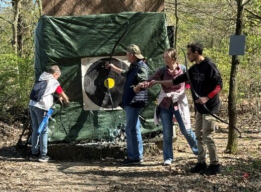 Una famiglia al primo Open Day 2026 per tiro con l'arco nel bosco delle lontre del Boscone vicino a Piacenza