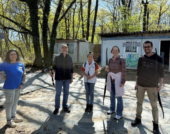 Una famiglia in visita al campo di allenamento per il primo open day 2026 delle lontre del boscone, nella foto la presidente Fiarc accoglie la famiglia