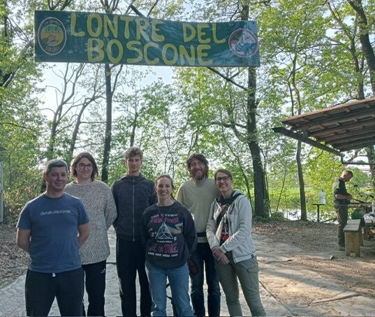 Un gruppo di aspiranti arcieri che ha frequentato il secondo giorno di Open Day di tiro con l'arco nel campo base delle lontre del boscone vicino a piacenza